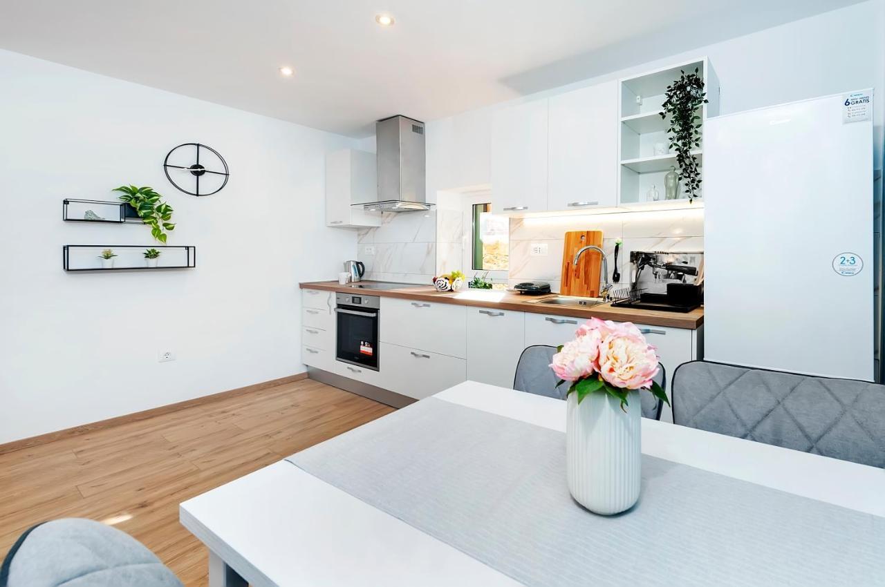 Otto Apartment With Sea View And Parking Rovinj Bagian luar foto