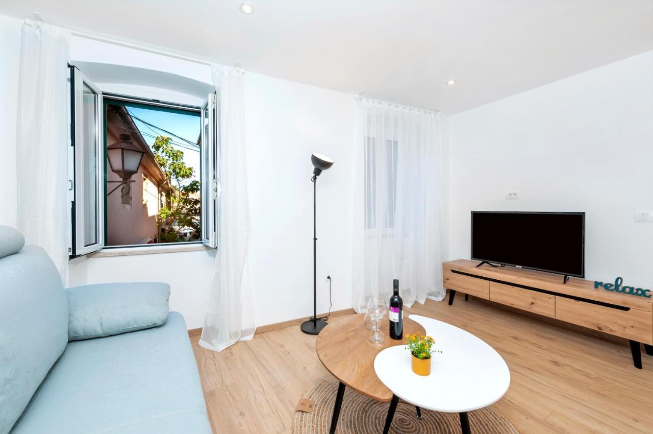 Otto Apartment With Sea View And Parking Rovinj Bagian luar foto