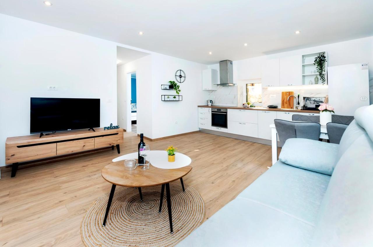 Otto Apartment With Sea View And Parking Rovinj Bagian luar foto