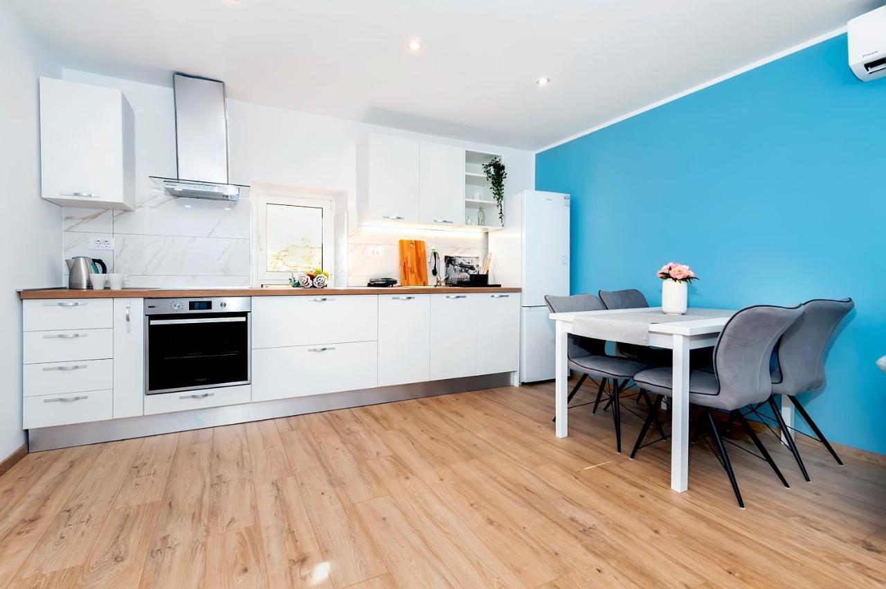 Otto Apartment With Sea View And Parking Rovinj Bagian luar foto