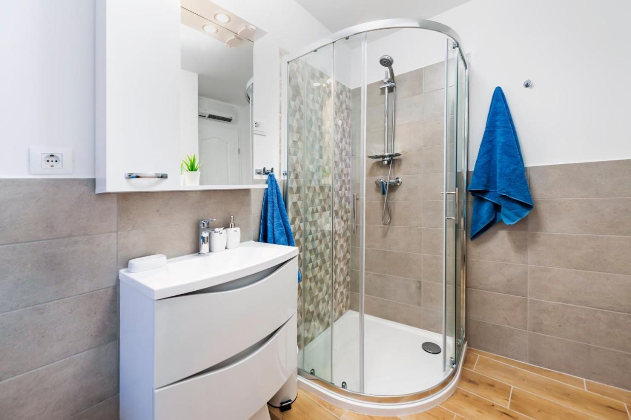 Otto Apartment With Sea View And Parking Rovinj Bagian luar foto
